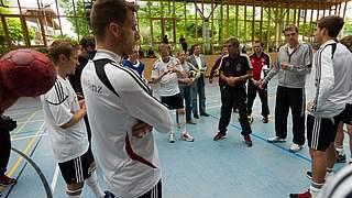 Letzte Instruktionen: U 21-Coach Adrion und Handball-Bundestrainer Heuberger (2. v. r.) © 