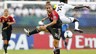 Im Zweikampf gegen Mercy Miles aus Ghana: Anja Maike Hegenauer (M.) © FIFA via Getty/Images