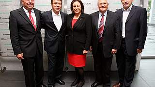 DFB-Vizepräsident Karl Rothmund, Otto Rehhagel, Monika Piel, Dr. Theo Zwanziger und DFB-Generalsekretär Wolfgang Niersbach (v.l.) © Bongarts/GettyImages 