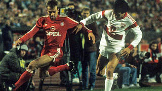 Spiel am Tag des Mauerfalls: Hansi Flick (l.) und Stuttgarts José Basualdo (r.) © Bongarts/GettyImages