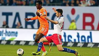 Duell um den letzten Bundesliga-Platz: Fürths Baba und Hamburgs Badelj (r.) © Bongarts/GettyImages