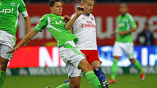 Traf zum Ausgleich: Mladen Petric (r.) gegen Wolfsburgs Bjarne Thoelke © Bongarts/Getty Images
