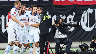 Hamburger Jubel: Pierre-Michel Lasogga (l.) und Rafael van der Vaart (M.) treffen © Bongarts/GettyImages