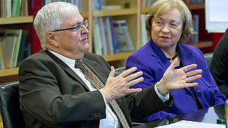 DFB-Präsident Dr. Theo Zwanziger und die  Integrationsbeauftragte Böhmer © Bongarts/GettyImages