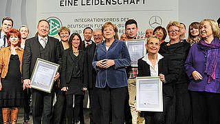 Bestowed the prize: Theo Zwanziger and Angela Merkel (M.) © Mercedes-Benz