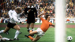 Pfiff 1974 in der ersten Minute einen Elfmeter für die Niederlande: Jack Taylor (M.) © Bongarts/GettyImages