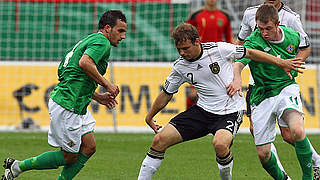 3:0 gegen Nordirland: Tony Jantschke (M.) wird bedrängt, ist aber erfolgreich © Bongarts/Getty Images