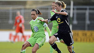 Im Pokal-Spitzenspiel: Frankfurts Bianca Schmidt (r.) und Nadine Keßler © Kuppert