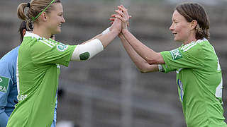 Jubel in Freiburg: Wolfsburg gewinnt dank Conny Pohlers (r.) das Topspiel © Kuppert