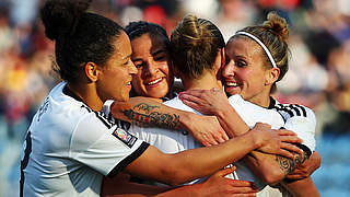Breaking the deadlock: Germany’s players congratulate goalscorer Melanie Leupolz © Bongarts/GettyImages