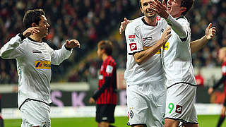 Auswärtssieg: Mönchengladbach bejubelt Torschütze de Jong (r.) © Bongarts/GettyImages