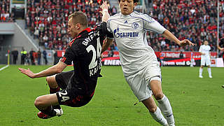 Abgehoben: Leverkusens Michal Kadlec (l.) gegen Atsuto Uchida © Bongarts/Getty Images