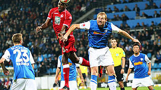 Packendes Duell an der Ruhr: Mohamadou Idrissou gegen Lukas Sinkiewicz © Bongarts/GettyImages