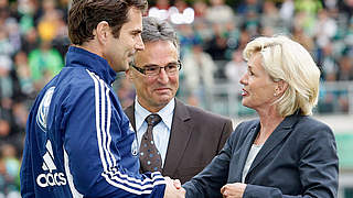 Kellermanns Gratulanten: Bundestrainerin Neid und Generalsekretär Sandrock (M.) © Bongarts/GettyImages