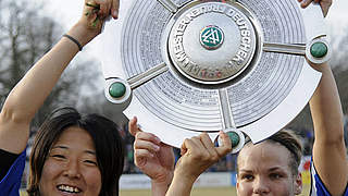 Meisterlich: Yuki Nagasato (l.) und Isabel Kerschowski © Bongarts/Getty Images