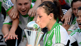 Pokalsieger Wolfsburg: Nadine Keßler küsst die Trophäe nach dem 3:2 gegen Potsdam © Bongarts/GettyImages