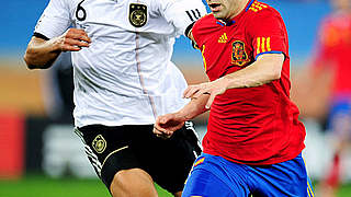 Sami Khedira against Andres Iniesta © Bongarts/GettyImages