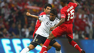 Hart bearbeitet: Sami Khedira (M.) gegen zwei Türken © Bongarts/GettyImages