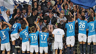 Feierten noch einmal ausgiebig mit den Fans: Die Stuttgarter Kickers © Bongarts/GettyImages