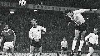 Drei Tore im EM-Halbfinale 1976: Dieter Müller (2.v.r.) mit Hattrick beim Debüt © Imago