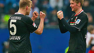 Eine Runde weiter: Ragnar Klaven (l.) und Jan-Ingwer Callsen-Bracker vom FCA © Bongarts/GettyImages