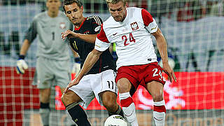 Danziger Duell: Torjäger Miroslav Klose gegen Polens Damien Perquis  © Bongarts/GettyImages