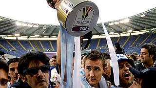 Erster Titel im Lazio-Trikot: Miro Klose mit dem Pokal © AFP PHOTO