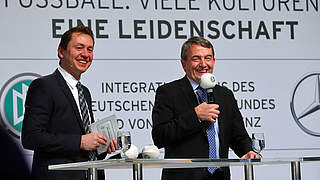 Auf dem Podium: DFB-Mediendirektor Köttker (l.) und Präsident Niersbach © Bongarts/GettyImages