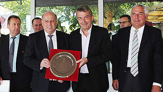 Freuen sich auf die Zusammenarbeit: Wolfgang Niersbach und Grzegorz Lato (2.v.l.) © Bongarts/GettyImages