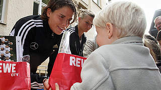 Fannähe: Nationalspielerin Annike Krahn © Bongarts/GettyImages