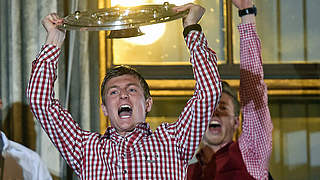 Stammspieler in der Meister-Saison: Bayerns Toni Kroos mit der Schale © Bongarts/GettyImages