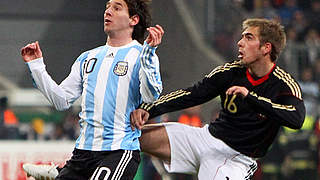 Classy duel: Philipp Lahm (r.) and Lionel Messi © Bongarts/GettyImages