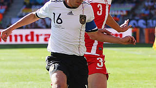 Im Duell: Philipp Lahm und Aleksandar Kolarov © Bongarts/GettyImages