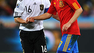 Handshake: Philipp Lahm und Spaniens David Villa (r.) © Bongarts/GettyImages