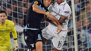 Nullnummer: Kyle Naughton und Lazios Stefano Mauri (l.) © Bongarts/GettyImages