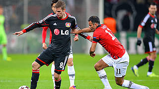 Kein Durchkommen: Nationalspieler Lars Bender (l.) gegen Routinier Ryan Giggs © Bongarts/GettyImages