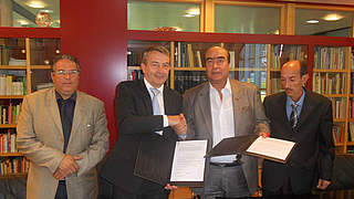 Memorandum unterzeichnet: DFB-Präsident Niersbach und Libyens Verbandsspitze © Bongarts/GettyImages