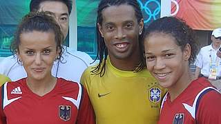 Fatmire Bajramaj (l.) und Celia Okoyino da Mbabi (r.) mit Ronaldinho © DFB