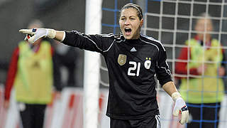 2010: Lisa Weiß steht im Tor der deutschen Frauen-Nationalmannschaft  © Kuppert