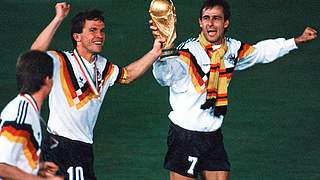 Jubel der Weltmeister: Littbarski (r.) mit Spielführer Lothar Matthäus © Bongarts/GettyImages