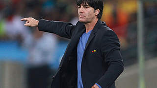 Im blauen Glückspulli: Bundestrainer Joachim Löw bei der WM in Südafrika © Bongarts/GettyImages