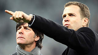 Zu Gast bei den DFB-Mitarbeitern: Oliver Bierhoff und Joachim Löw (l.) © Bongarts/GettyImages