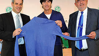 Bundestrainer Löw (M.) mit Manuel Neukirchner (l.) und Lovro Mandac © Bongarts/GettyImages