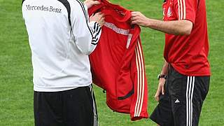 Bundestrainer Joachim Löw mit Bastian Schweinsteiger © 