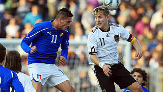 Duell der 11er: Italiens Macheda (l.) gegen den deutschen Kapitän Holtby © Bongarts/GettyImages