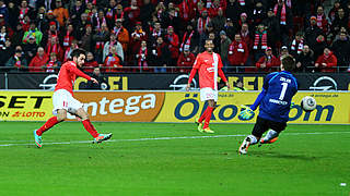 Der entscheidende Moment: Malli (l.) überwindet 96-Torhüter Ron-Robert Zieler © Bongarts/GettyImages