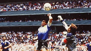 Die Hand Gottes: Maradona (l.) überwindet Torwart Shilton © Bongarts/GettyImages