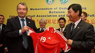 Wolfgang Niersbach und Nan Yong (r.) © Bongarts/GettyImages