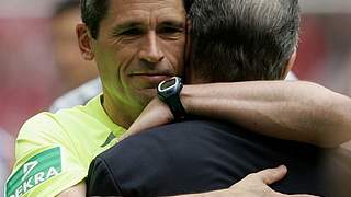 Dr. Markus Merk umarmt Bayern Münchens Trainer Ottmar Hitzfeld © Bongarts/GettyImages