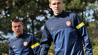 Pausieren gegen Schalke: Lukas Podolski (l.) und Per Mertesacker © Bongarts/GettyImages